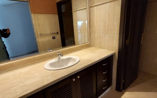 Sale apartment 3 bedrooms not overlooked south facing top floor