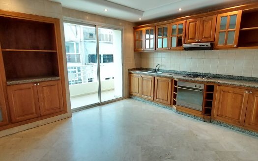 Sale apartment 3 bedrooms not overlooked south facing top floor