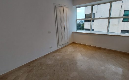 Sale apartment 3 bedrooms not overlooked south facing top floor