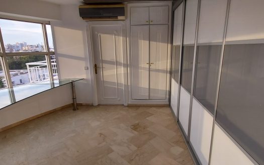 Sale apartment 3 bedrooms not overlooked south facing top floor