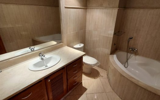 Sale apartment 3 bedrooms not overlooked south facing top floor