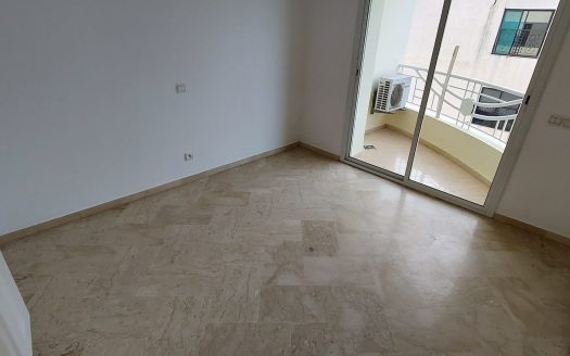 Sale apartment 3 bedrooms not overlooked south facing top floor